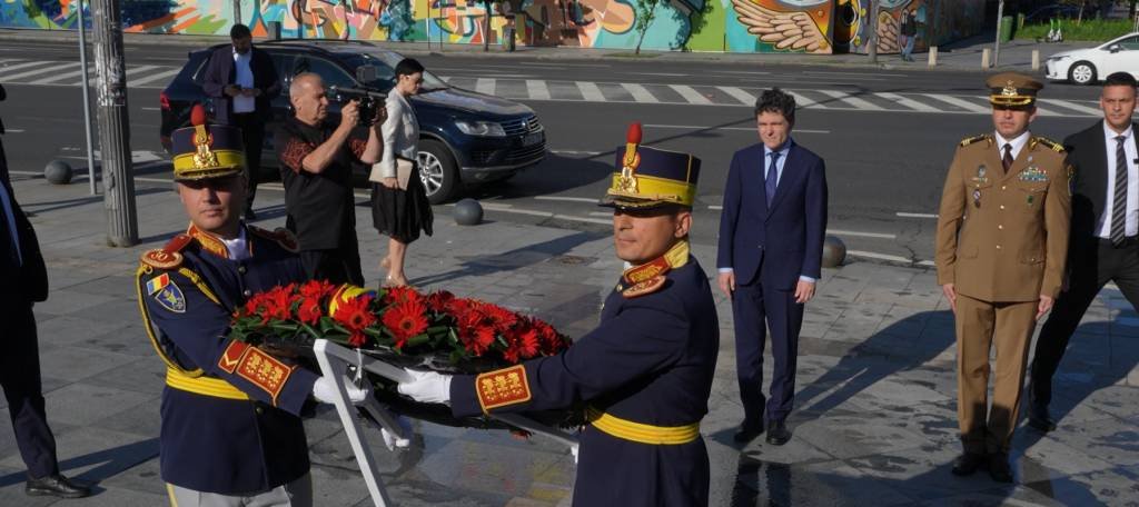 Nicușor Dan a depus o coroană la monumentul victimelor Mineriadei din iunie 1990 Primarul Capitalei Nicușor Dan a depus o coroană la monumentul victimelor Mineriadei din iunie 1990