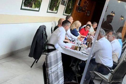 (FOTO/VIDEO) În toiul crizei politice majore, apropiații lui Ilie Bolojan petrec și fac strategii într-un restaurant discret din București. Agenția Mediafax prezintă imaginile (FOTO/VIDEO) În toiul crizei politice majore, apropiații lui Ilie Bolojan petrec și fac strategii într-un restaurant discret din București. Agenția Mediafax prezintă imaginile