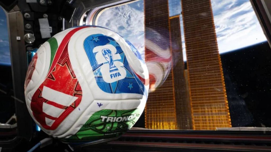 "Mingea oficială FIFA a ajuns în spațiu: Astronauții joacă fotbal în imponderabilitate înainte de Cupa Mondială 2026!"
