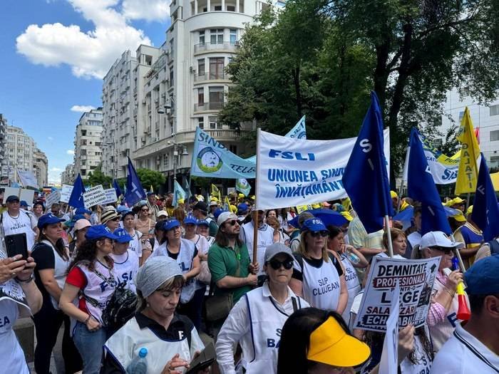 Mobilizare masivă în educație: 160.000 de profesori solicită anularea austerității, însă se confruntă cu o barieră constituțională. Ce pericole implică proiectul? Mobilizare masivă în educație: 160.000 de profesori cer anularea austerității și se confruntă cu provocări constituționale.