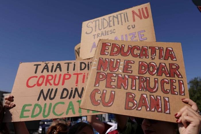 Val de pensionări în școli? Profesorii cu experiență amenință că pleacă dacă legea salarizării nu se schimbă "Profesori cu Experiență Amenință Să Plece din Școli Dacă Legea Salarizării Nu Se Schimbă"