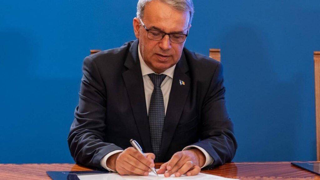 Primăria lui Vergil Chițac dă 5,5 milioane de euro pe repararea jardinierelor Primăria lui Vergil Chițac dă 5,5 milioane de euro pe repararea jardinierelor