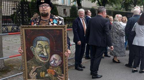 S a plimbat cu o caricatură a lui Stalin și Putin în fața ambasadei ruse din Berlin. 3 zile mai târziu, a fost asasinat într o parcare S a plimbat cu o caricatură a lui Stalin și Putin în fața ambasadei ruse din Berlin. 3 zile mai târziu, a fost asasinat într o parcare