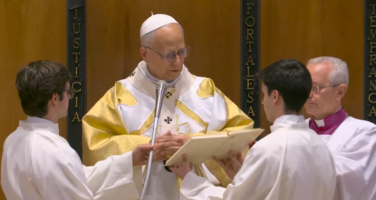 Papa Leon, a încercat să sfințească noul turn al lui Hristos de la Sagrada Familia din Barcelona Papa Leon și Sfințirea Noului Turn al lui Hristos de la Sagrada Familia din Barcelona
