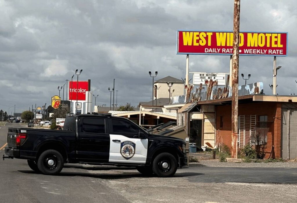 Bărbat din Texas căutat de poliție după un atac armat soldat cu un mort și 10 răniți, găsit mort "Bărbat din Texas căutat după atacul armat soldat cu un mort și 10 răniți, găsit decedat"