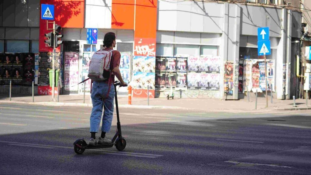 Transportatorii cer înăsprirea legislației pentru trotinetiști. Șoferii s "Transportatorii solicită înăsprirea legislației pentru trotinetiști și șoferi"