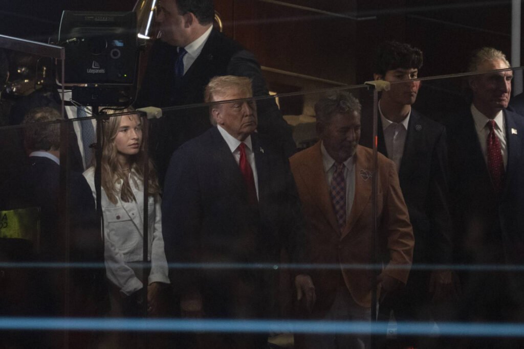 Trump felicită echipa New York Knicks pentru titlul NBA: Cele mai mari victorii din istoria baschetului Trump Laudă Echipa New York Knicks pentru Titlul NBA: Cele Mai Mărețe Victorii din Istoria Baschetului