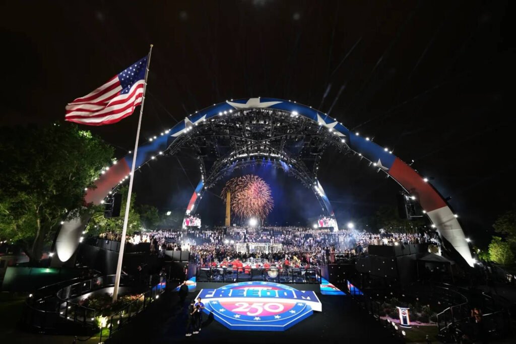 Prima gală UFC din istoria Casei Albe. Trump a transformat reședința prezidențială într-o arenă de 60 de milioane de dolari – FOTO/VIDEO Prima gală UFC din istoria Casei Albe. Trump a transformat reședința prezidențială într-o arenă de 60 de milioane de dolari – FOTO/VIDEO