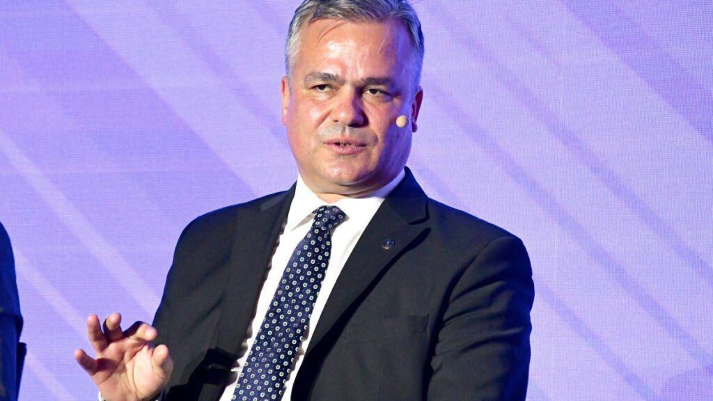 USR îi întoarce spatele lui Veștea: Un guvern nu se poate naște din trădarea propriului partid USR contestă trădarea din propriul partid: De ce un guvern nu se naște din discordie