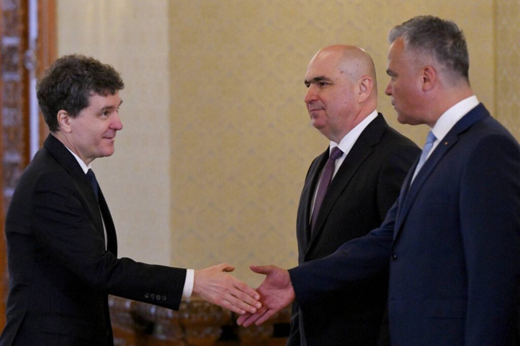 USR îi întoarce spatele lui Veștea: Un guvern nu se poate naște din trădarea propriului partid. "USR Rejects Veștea: Uniting Against Betrayal in Governance"