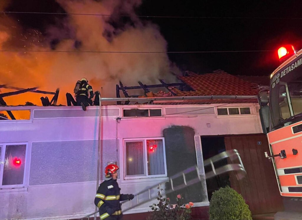 Incendiu devastator în Slatina Timiș: Trei locuințe distruse și zeci de păsări moarte în Caraș