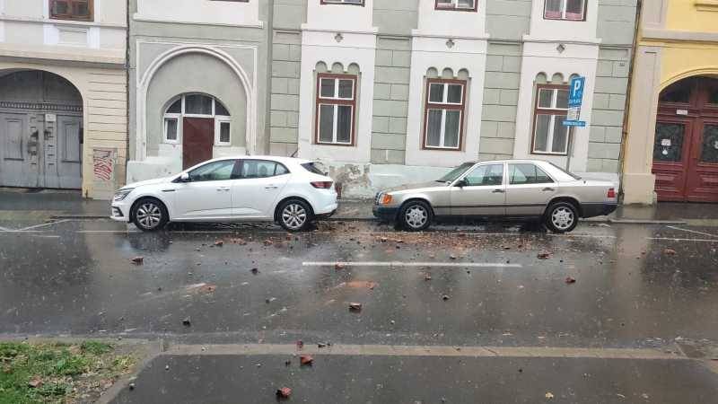 Sibiu: Un horn prăbușit de ploile intense a avariat trei mașini Sibiu: Horn prăbușit de ploile intense avariază trei mașini