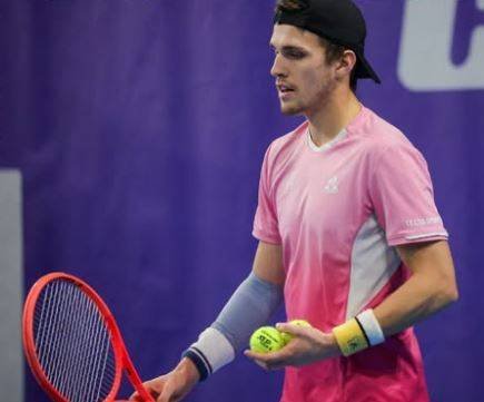 Tenis: Zsombor Piros s "Zsombor Piros: Rising Star in Professional Tennis"