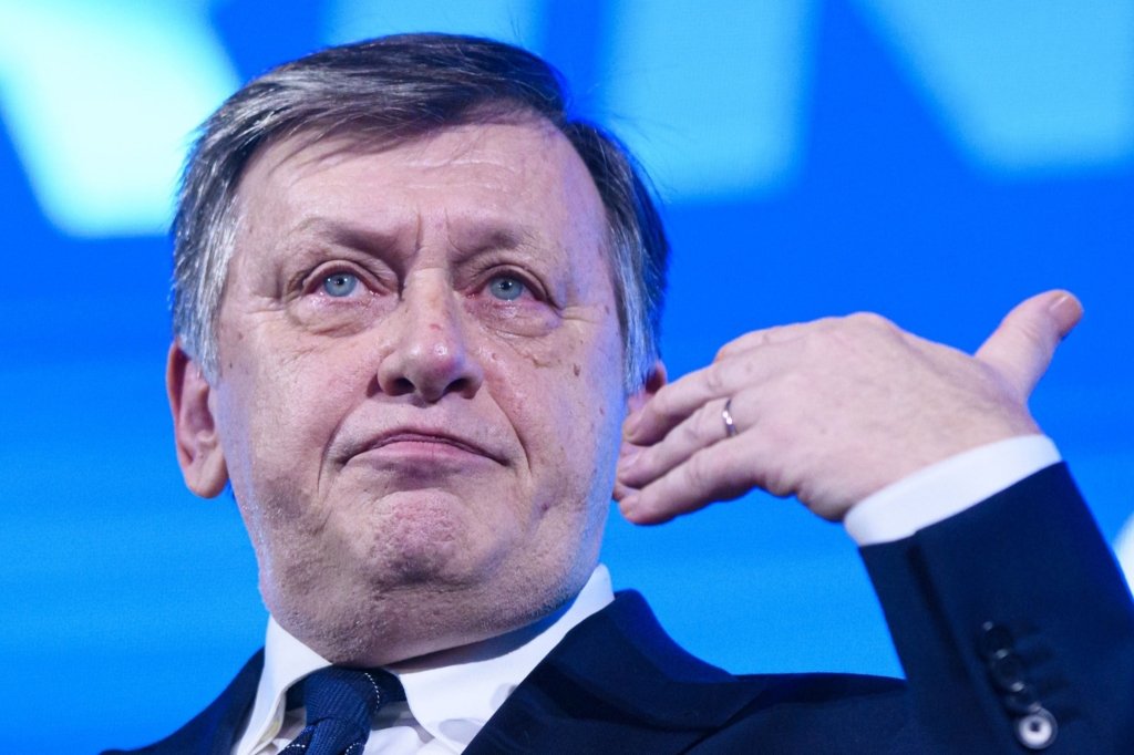 Crin Antonescu, diagnostic crunt despre criza politică: „Traversăm sau se manifestă un val de întuneric, de ură, de intoleranță” Crin Antonescu Avises Dark Wave of Hatred and Intolerance in Political Crisis