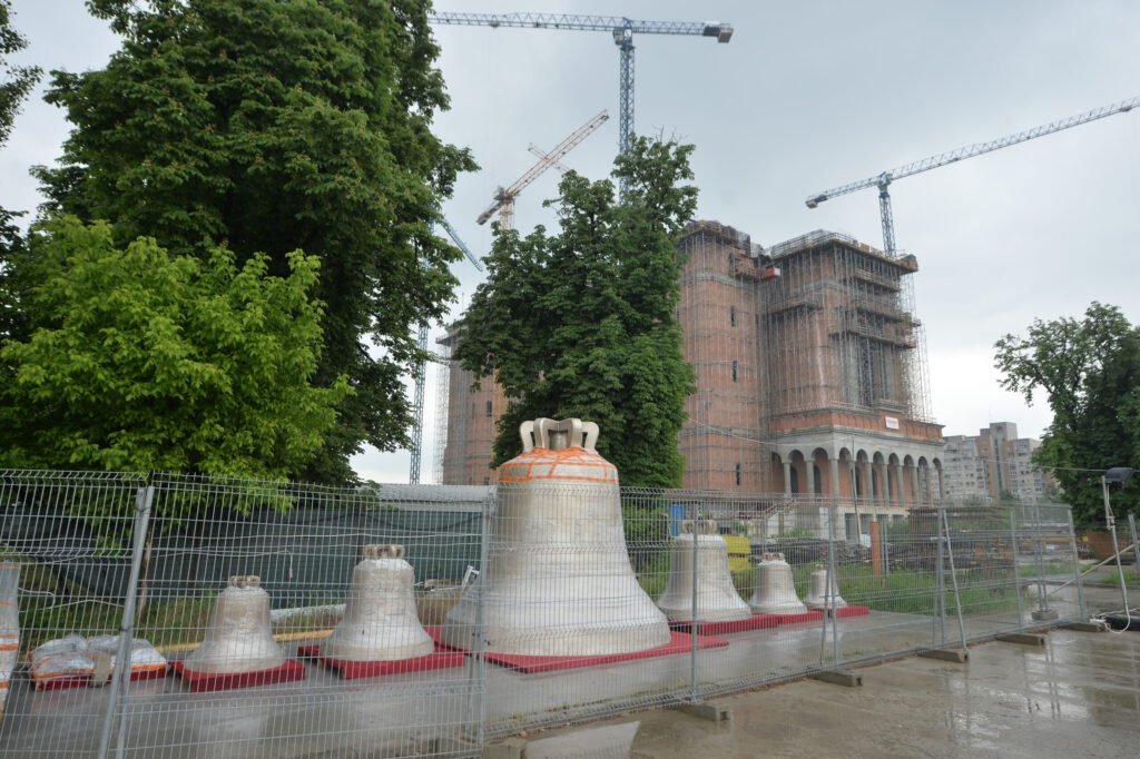 Povestea turnătoriei care a realizat clopotul Catedralei Naționale: Cum a supraviețuit peste 400 de ani și s "Clopotul Catedralei Naționale: Povestea Turnătoriei cu O Istorie de Peste 400 de Ani"