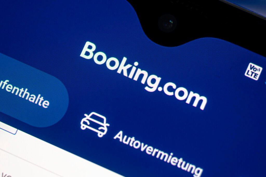 Nouă metodă de fraudă pe Booking: Hackerii folosesc date reale ale turiștilor pentru a le fura banii Nouă metodă de fraudă pe Booking: Hackerii fură bani folosind datele reale ale turiștilor