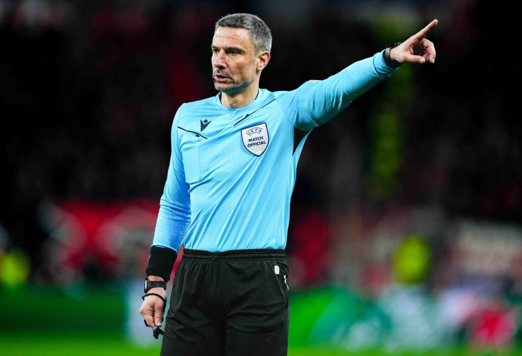 FIFA a desemnat arbitrul pentru finala Cupei Mondiale. A condus una dintre cele mai aprinse partide ale turneului "FIFA Alege Arbitrul Finalei Cupei Mondiale: Conducător al Unei Partide Aprinse în Turneu"