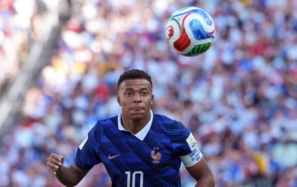 Franţa se califică în semifinalele Cupei Mondiale: Mbappe şi Dembele au făcut spectacol "Franţa Avansează în Semifinalele Cupei Mondiale Datorită Spectacolului Offensiv al lui Mbappe şi Dembele"