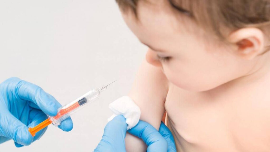 Alertă în sistemul medical: Medicii avertizează asupra riscurilor lipsei unui vaccin esențial pentru copii. Medicii avertizează: Riscurile lipsei unui vaccin esențial pentru copii în sistemul medical.