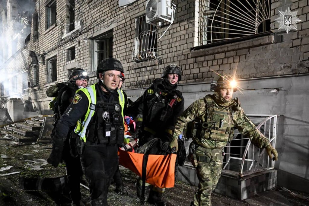 Atac masiv asupra Kievului înaintea summitului NATO: Cel puțin zece morți și 46 de răniți Atac masiv asupra Kievului înainte de summitul NATO: Cel puțin zece morți și 46 de răniți