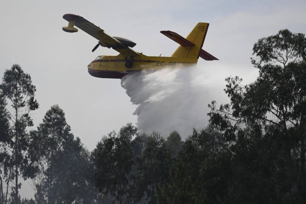 UE mobilizează avioane și pompieri pentru a sprijini Franța și Portugalia, lovite de incendii devastatoare "UE Mobilizează Avioane și Pompieri pentru a Sprijini Franța și Portugalia în Lupta împotriva Incendiilor Devastatoare"