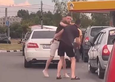 Rușii se bat pe benzină. Cozi uriașe după atacurile ucrainene care au lovit infrastructura petrolieră "Cozi Uriașe de Benzină în Rusia după Atacurile Ucrainei asupra Infrastructurii Petoliare"