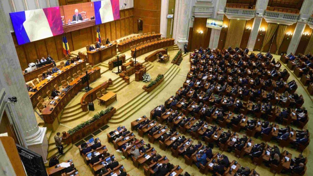 "Top 3 Politicieni Care Au Dezamăgit Alegătorii în 2023: Georgescu, Simion și Bolojan"