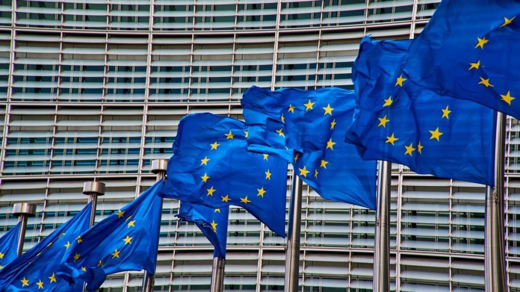 Veste bună pentru mediul de afaceri: UE simplifycă regulile de raportare a sustenabilității "UE Simplifică Reguli de Raportare a Sustenabilității pentru Mediul de Afaceri"