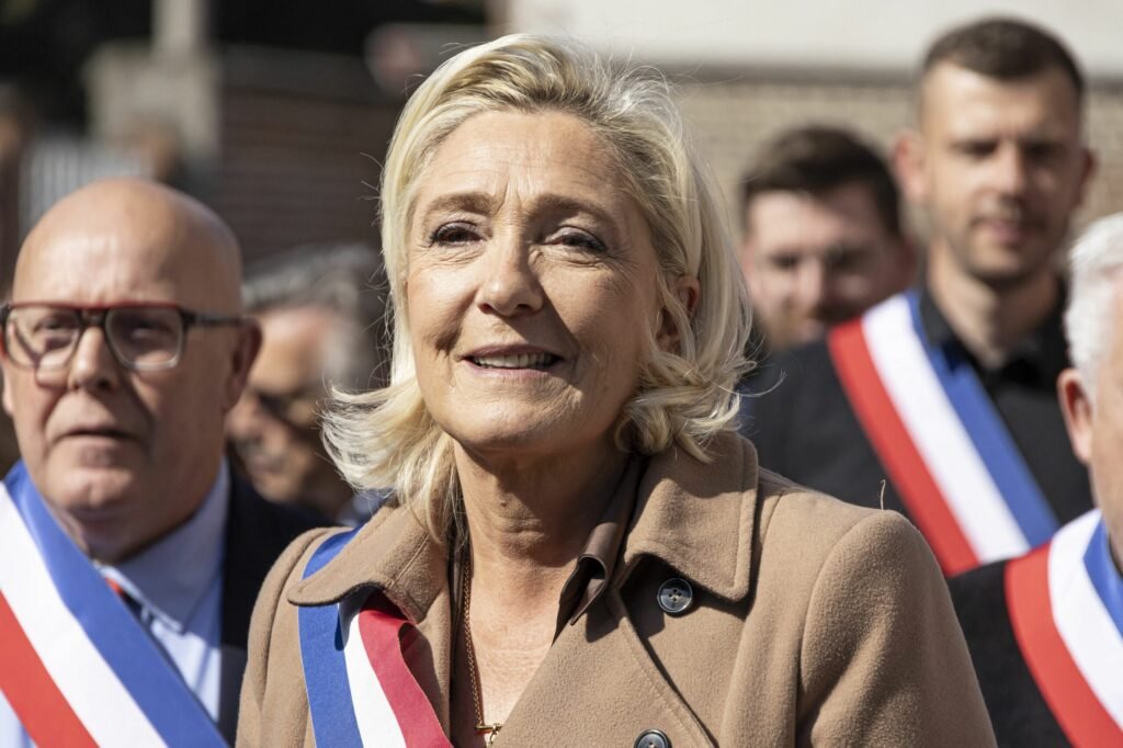 "Marine Le Pen Anunță Candidatura pentru Președinție în Franța după Decizia Instanței"