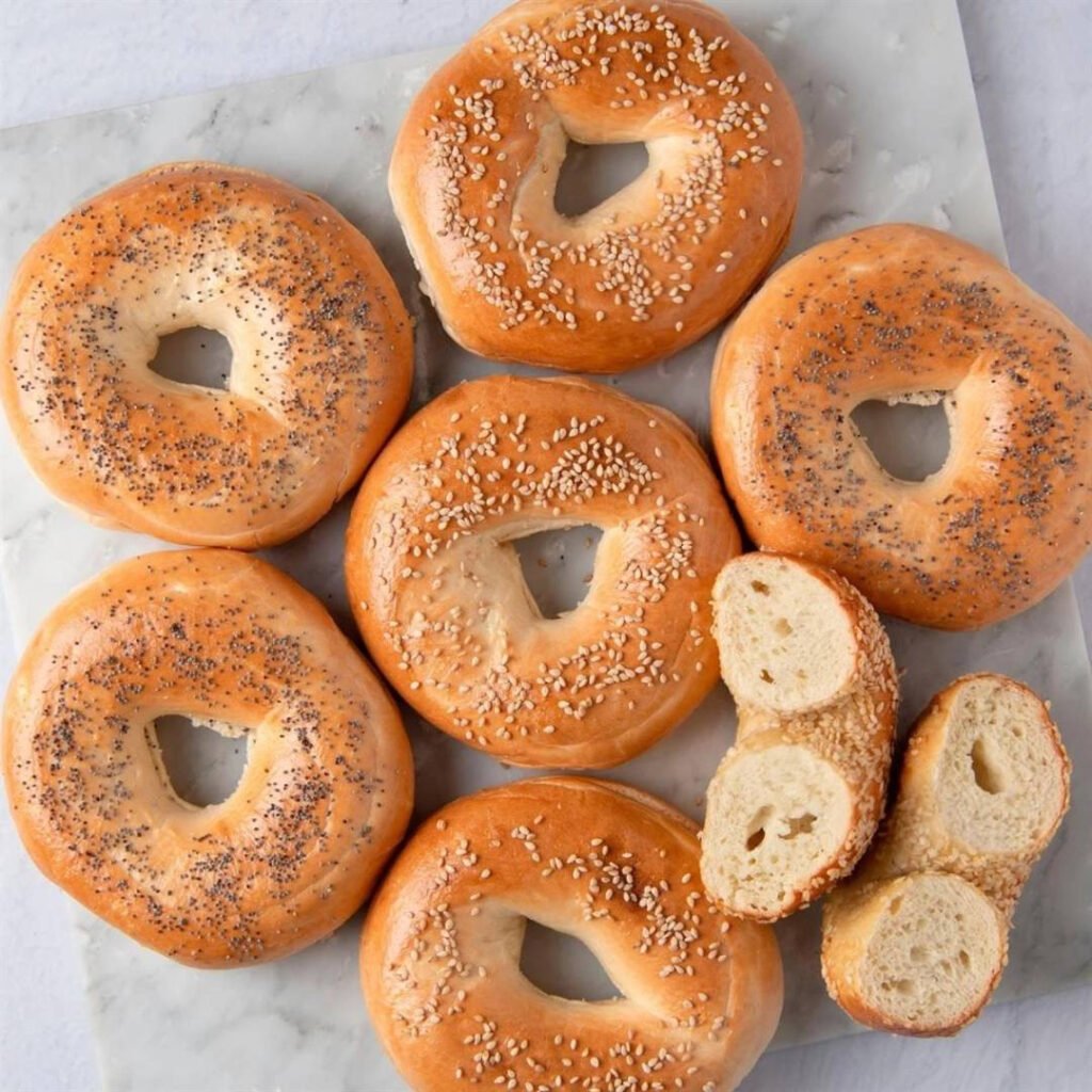 Bagelul devine vedeta dimineților: Ghidul complet pentru a prepara chiflele perfecte acasă "Cum să Prepari Bagelul Perfect Acasă: Ghidul Complet pentru Dimineți Delicioase"
