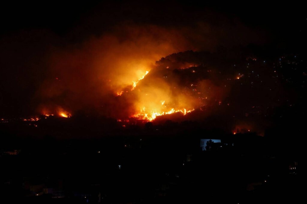 Incendii puternice în Sardinia și Sicilia. Autostrăzi închise, zboruri deviate și zeci de hectare mistuite de flăcări "Incendii devastatoare în Sardinia și Sicilia: autostrăzi închise și zboruri deviate"