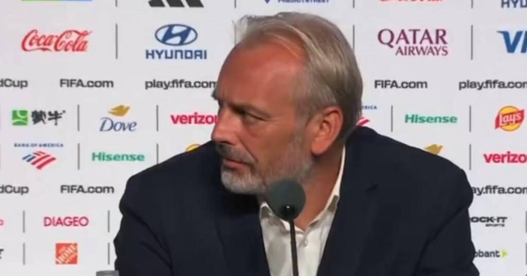 Scenă Șocantă la Mondial: Un Selecționer Părăsește Sala După Anunțul Morții Tatălui Său "Selecționer Părăsește Sala la Mondial După Anunțul Morții Tatălui Său"