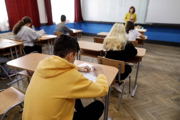 Șeful ISJ Alba: Unele școli lasă intenționat corigenți elevii slabi pentru a proteja rezultatele la Evaluarea Națională "Șeful ISJ Alba: Școli Lasă Intenționat Corigenți Elevii Slabi pentru Rezultate Favorabile la Evaluarea Națională"