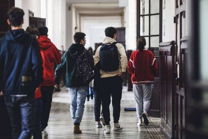 Cum ajunge un elev cu media 9,50 în gimnaziu la doar 1,75 la Evaluarea Națională. O analiză a factorilor care duc la astfel de decalaje "De ce un elev cu media 9,50 în gimnaziu poate obține doar 1,75 la Evaluarea Națională: Factori care generează decalaje"