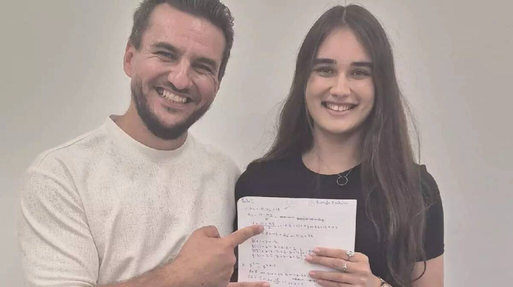 O elevă de clasa a VIII "Elevă de Clasa a VIII-a: Provocări și Realizări în Învățământul Modern"