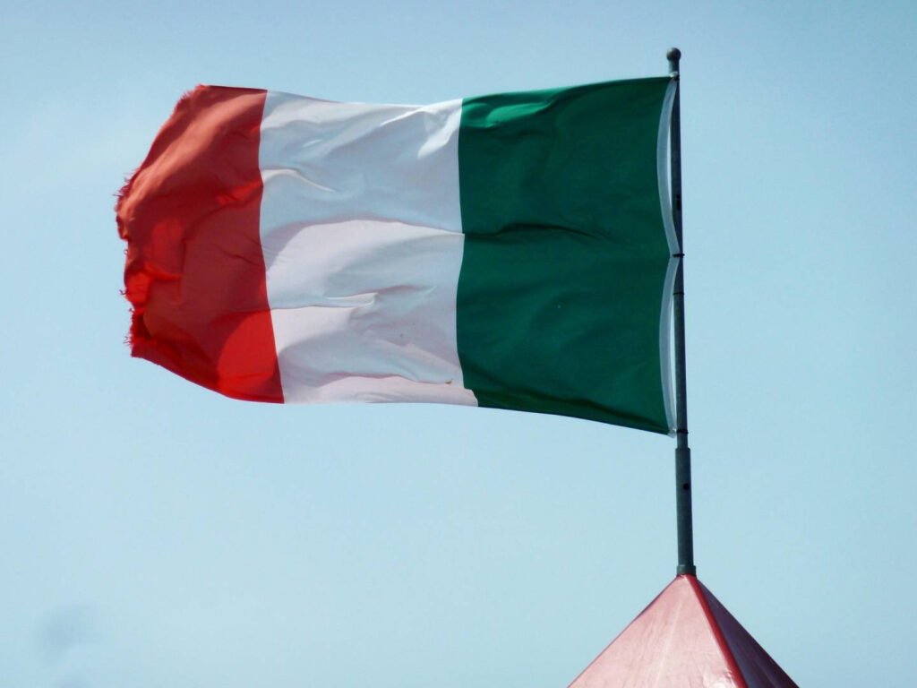 Italia: Peste 400 de persoane evacuate pe mare din cauza unui incendiu în Puglia "Incendiu în Puglia: Peste 400 de Persoane Evacuate pe Mare în Italia"