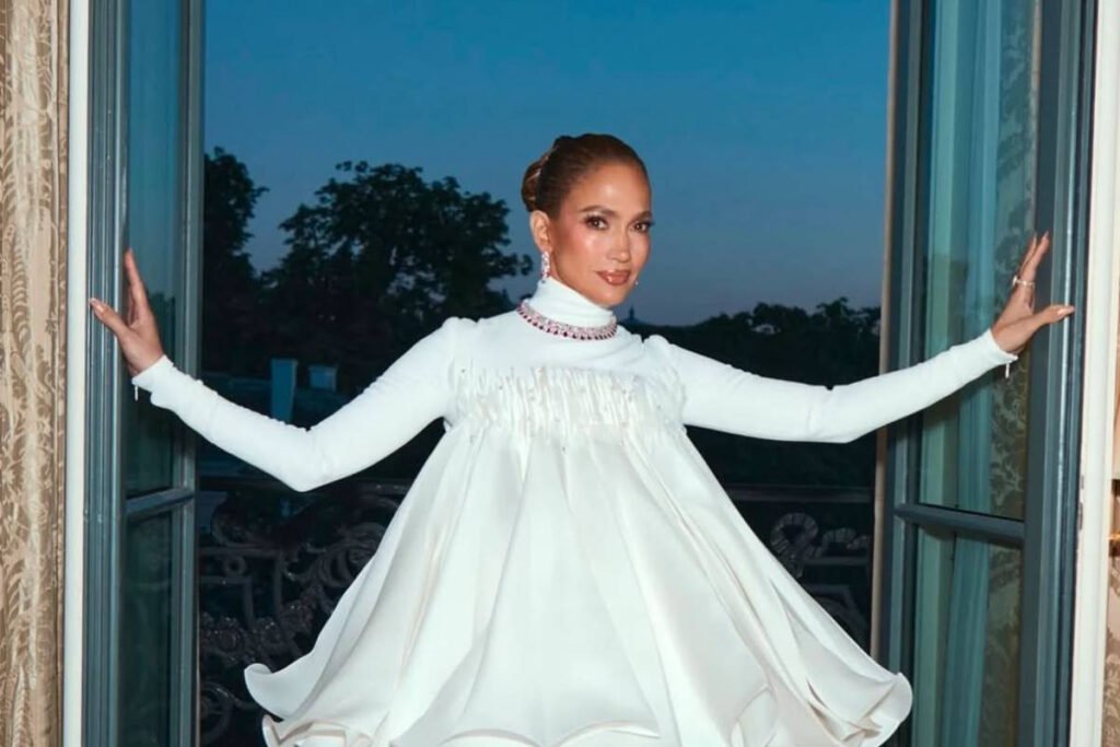 Jennifer Lopez Strălucește în Paris cu o Rochie Albă Fabuloasă de Ziua Sa