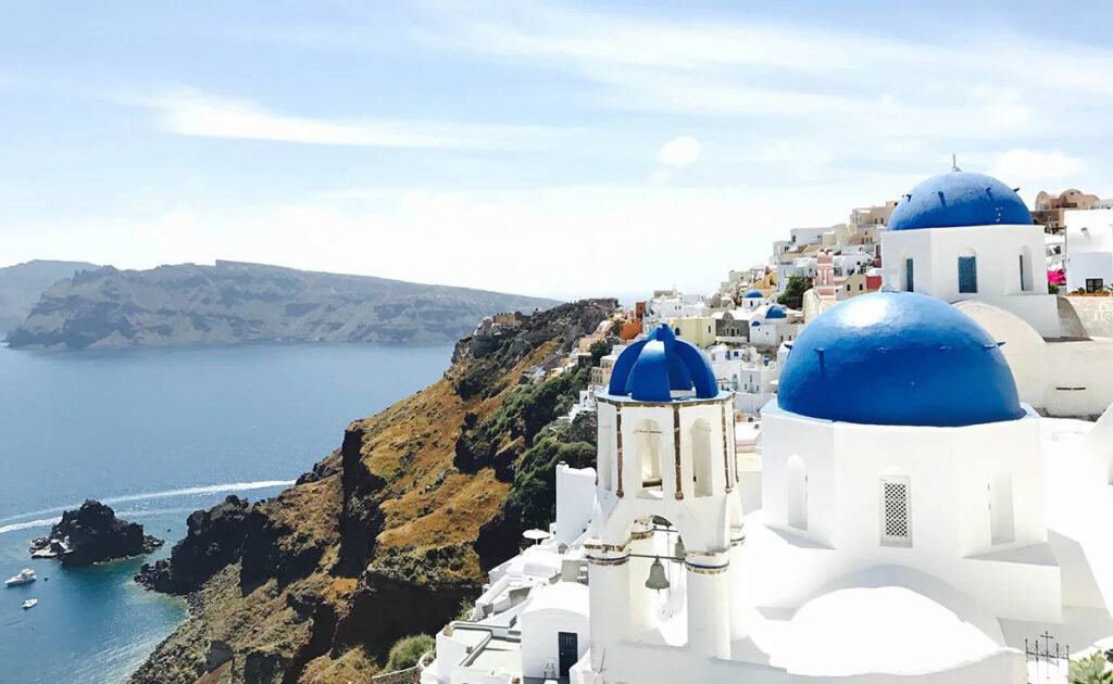 "Santorini Facing Tourist Decline: Hoteliers Blame Trivago for Client Loss"