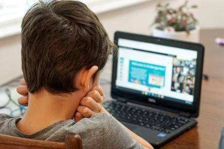 Amendă de 15.000 de lei pentru directorii ce neglijează bullyingul în școli "Directorii de școli riscă amenzi de 15.000 de lei pentru neglijarea bullyingului"