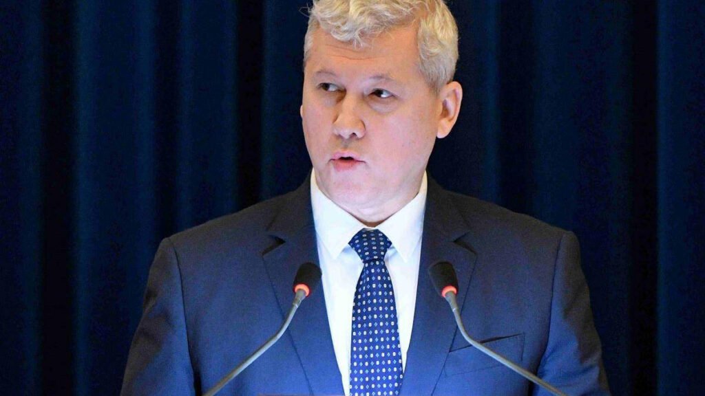 "Ministrul Reformei Anunță Două Sinecuri: O Privire Clarvăzătoare"