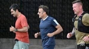 Emmanuel Macron a alergat pe străzile din Ankara îmbrăcat cu ochelarii săi emblematici "Emmanuel Macron Courting Ankara: A Run Through the Streets in His Iconic Glasses"