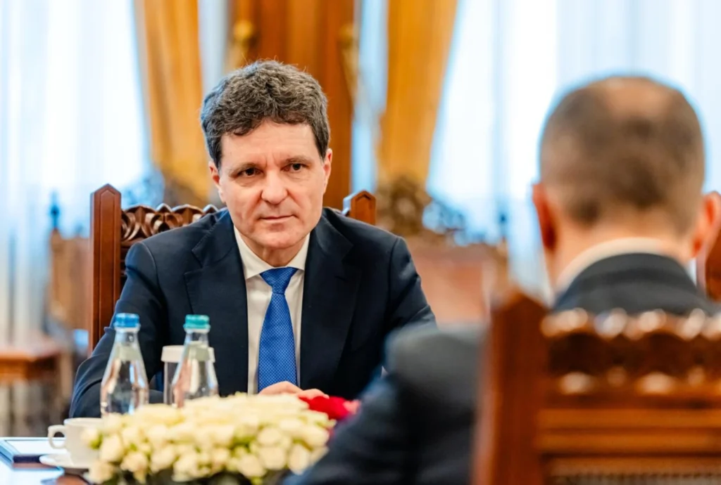 Consultări decisive la Palatul Cotroceni. Nicușor Dan, față în față cu liderii fostei coaliții "Consultări Esențiale la Palatul Cotroceni: Nicușor Dan Întâlnește Liderii Fostei Coaliții"