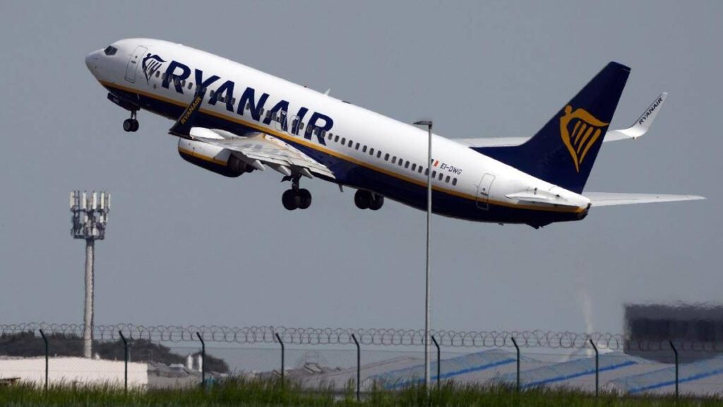 "Panică la bordul unui Boeing 737 din Grecia: Pasager salvat după ce a fost aspirat prin fereastră"
