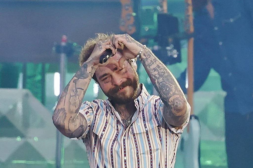 Post Malone, Shakira și BTS creează un spectacol memorabil la închiderea Cupei Mondiale "Post Malone, Shakira, and BTS Deliver a Memorable Performance at World Cup Closing Ceremony"