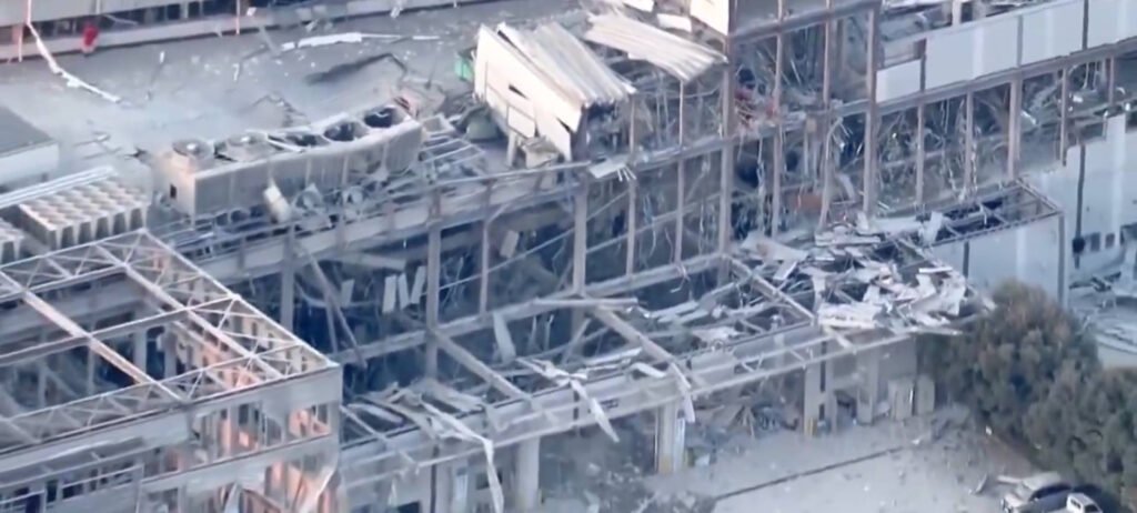 "Explozie Fatală în Centru Comercial: Două Femei decedate după Cutremur, Persoane Dispărute"