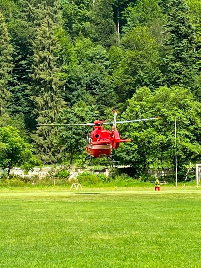 Patru alpiniști s "Patru Alpiniști: Aventuri și Provocări în Vârful Munților"