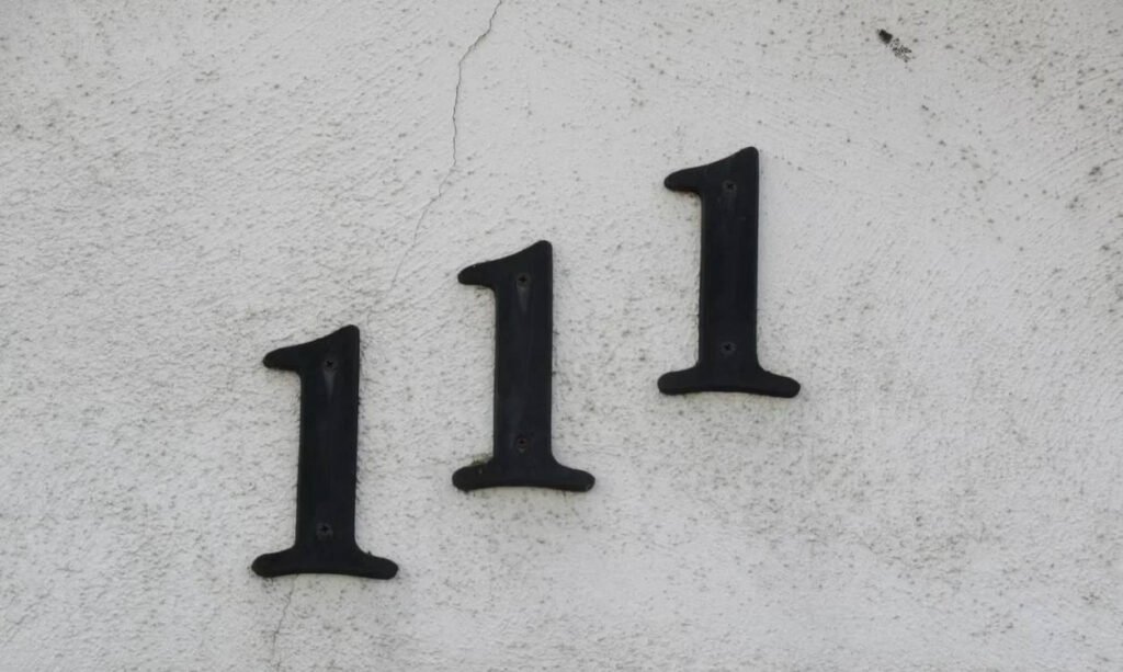 Observi frecvent numerele 111, 222 sau 555? Interpretările numerologilor și explicațiile psihologilor despre acest fenomen fascinant "Descifrând Semnificația Numerelor 111, 222 și 555: Interpretări Numerologice și Explicații Psihologice"
