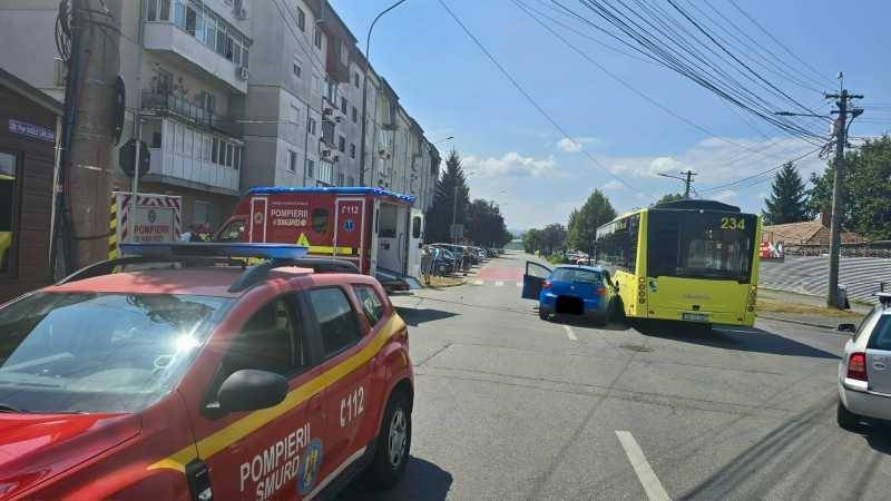 Sibiu: Accident între autobuz și autoturism, patru tineri răniți, șoferiță de 18 ani la volan Accident în Sibiu: Patru tineri răniți după coliziunea între autobuz și autoturism condus de o șoferiță de 18 ani