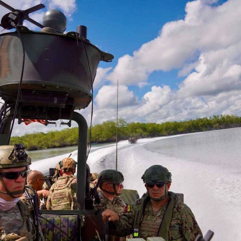 Ecuador: Operațiuni militare comune cu Statele Unite în apropierea frontierei cu Columbia "Ecuador și SUA: Operațiuni Militare Comune la Granița cu Columbia"