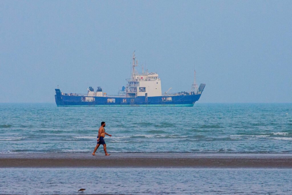 Un vas cargo cu 24 de oameni la bord s "Un vas cargo cu 24 de persoane la bord s-a scufundat: Detalii și cauze"